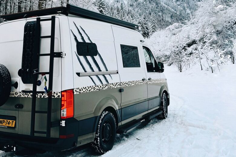 Camper in sneeuw