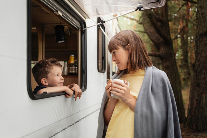 side-view-kid-mother-chatting