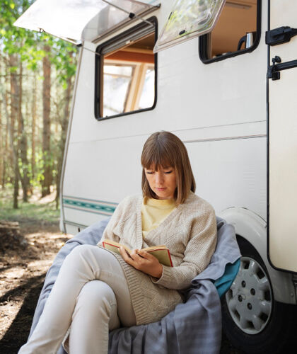 side-view-woman-reading-outdoors