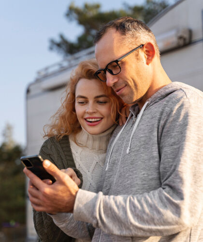 medium-shot-smiley-couple-with-device
