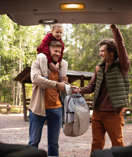 girl-with-her-dads-enjoying-family-trip