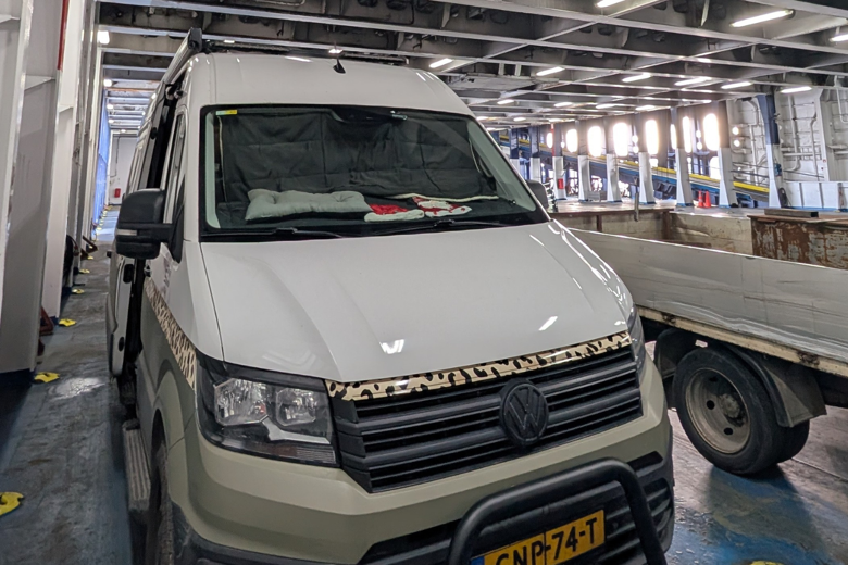 Op het dek met de camper