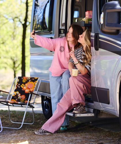 buscamper_dames_selfie_opening_deur