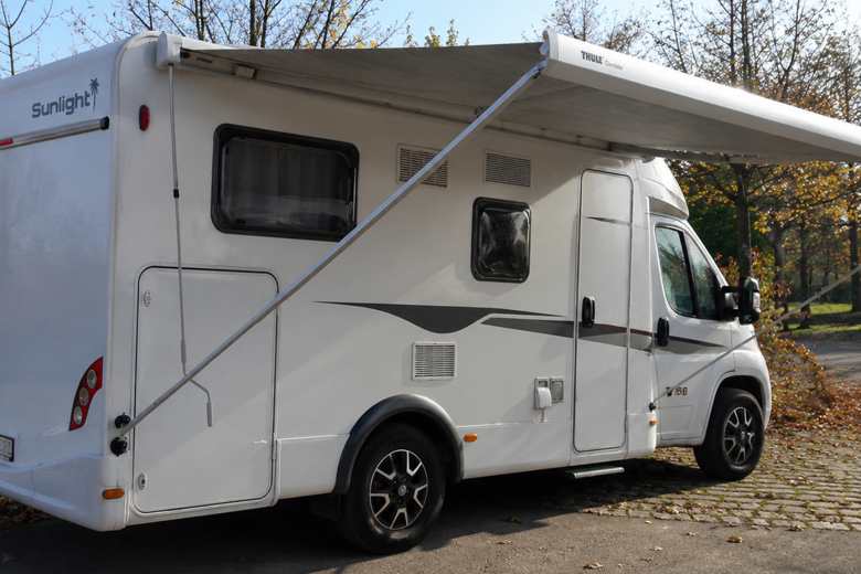Luifel aan camper monteren